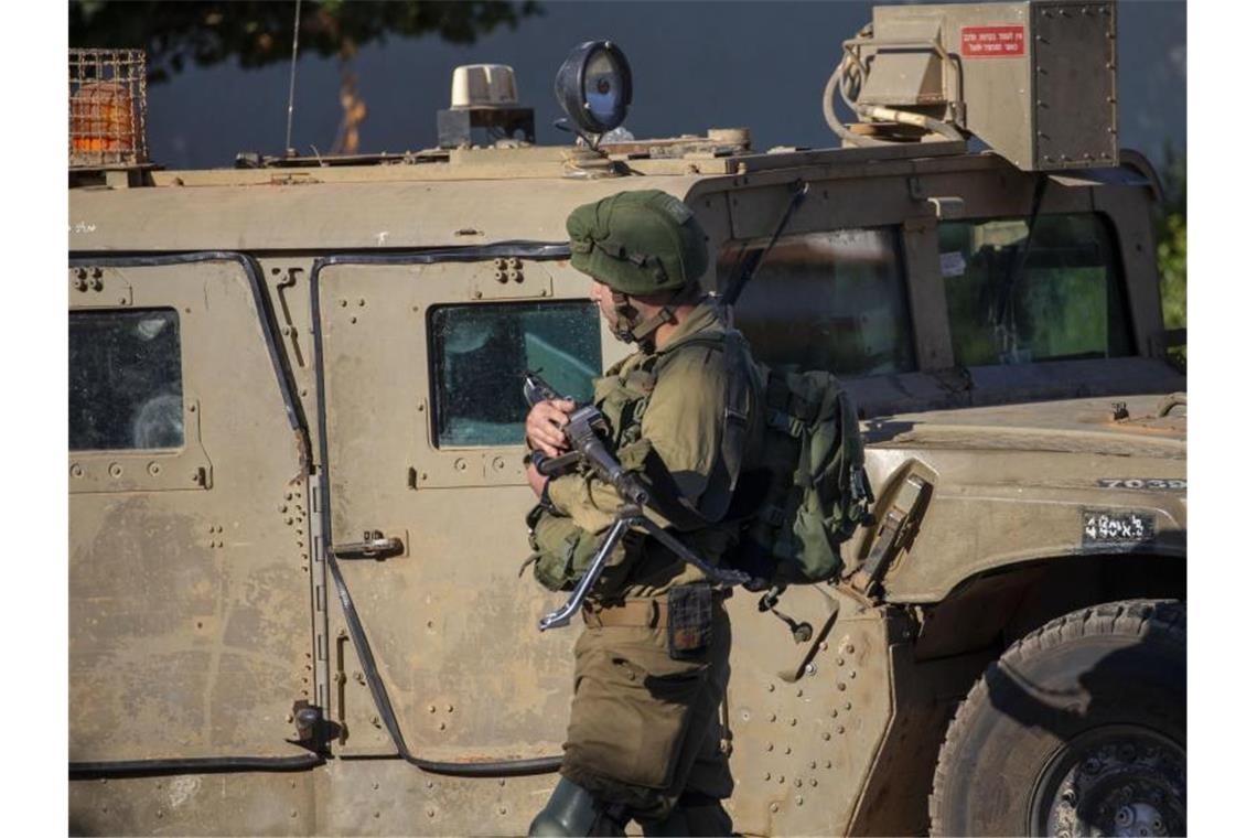 Ein israelischer Soldat an der Grenze zwischen Israel und Libanon. Die Spannungen zwischen Israel und der Hisbollah haben in den vergangenen Wochen zugenommen. Foto: Ariel Schalit/AP/Archiv