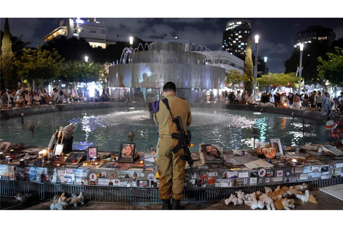 Ein israelischer Soldat erweist den Opfern des Hamas-Angriffs vom 7. Oktober an einer Gedenkstätte in Tel Aviv die Ehre.