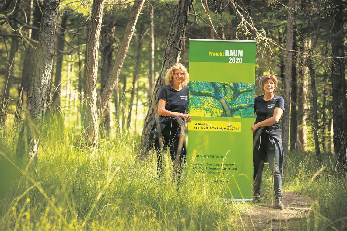 Bäume sind mehr als Holz und Laub Ein Jahr lang sollen der Wald und die Natur im Mittelpunkt stehen. Michaela Genthner (links) und Petra Klinger haben dazu das Projekt Baum 2020 ins Leben gerufen. Foto: A. Becher
