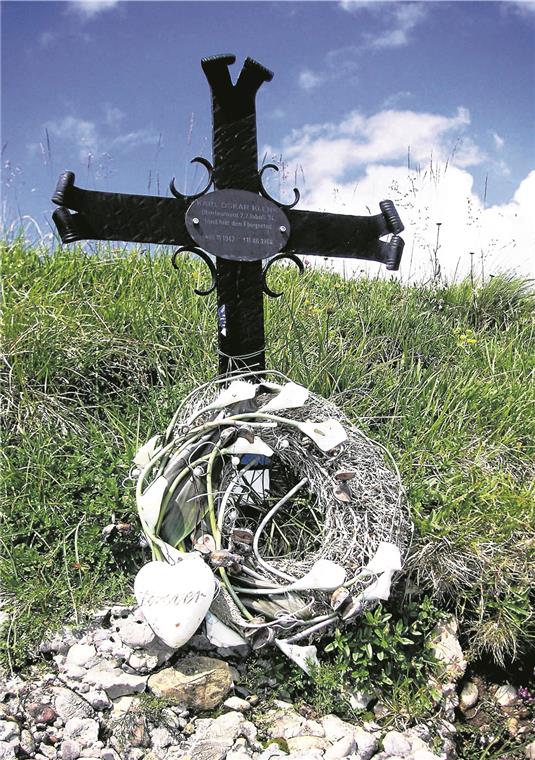Ein Jahr nach dem Absturz stellten Klenks Fliegerkameraden am Hochgrat dieses Kreuz auf. Die Inschrift lautet: Karl Oskar Klenk – Oberleutnant 2./Jabo G. 34 – fand hier den Fliegertod – *19.11.1942 †11.6.1968. Foto: R. Idler