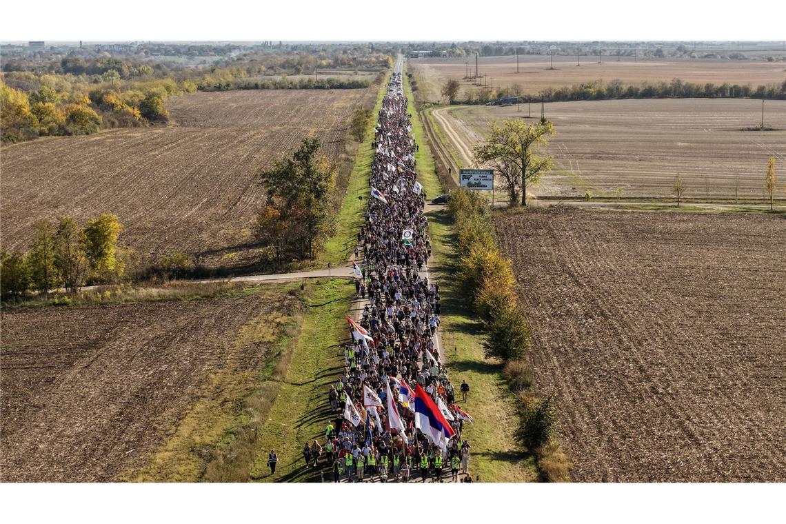 Ein Jahr nach dem Dacheinsturz: Studenten marschieren durch Nordserbien nach Novi Sad.