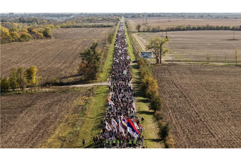 Ein Jahr nach dem Dacheinsturz: Studenten marschieren durch Nordserbien nach Novi Sad.