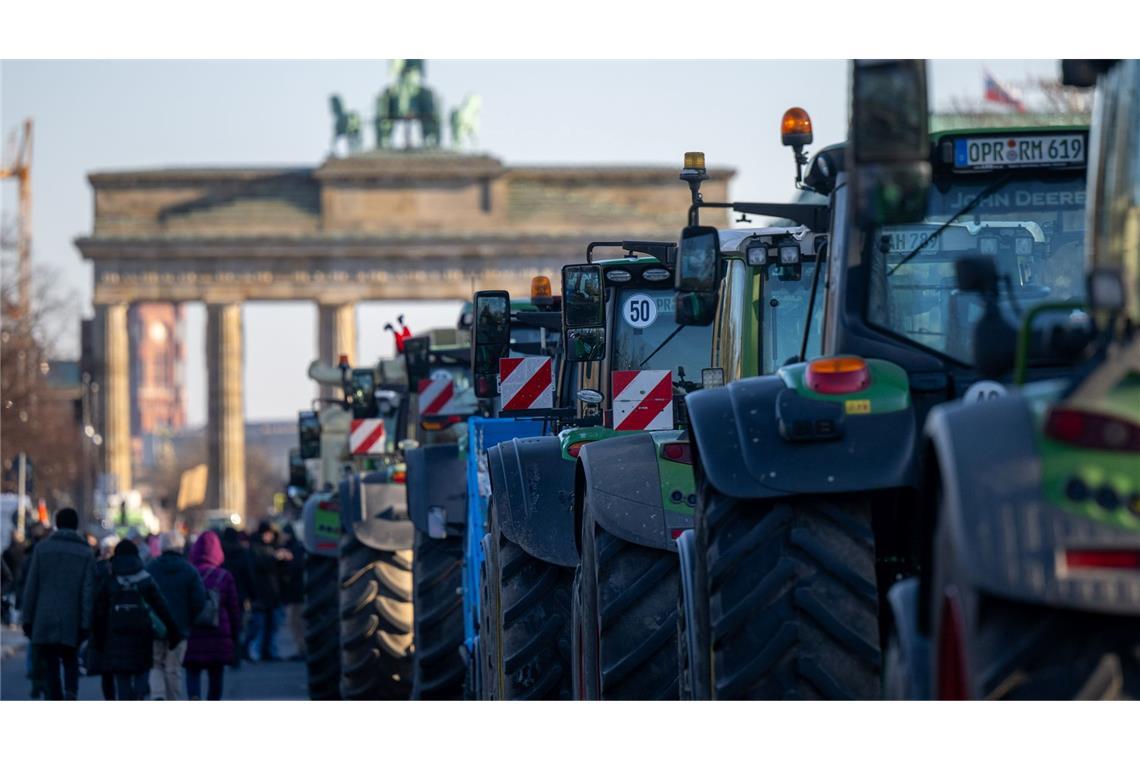 Bauern angespannt auf dem politischen Feld Ein Jahr nach Nach den großen Protesten