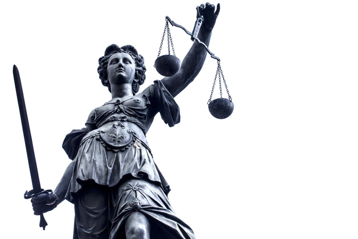 Brutal zu Boden geworfen Ein Jahr und zwei Monate Gefängnis sind das Ergebnis der undurchdachten Aktion des Angeklagten. Foto: okanakdeniz - stock.adobe.com