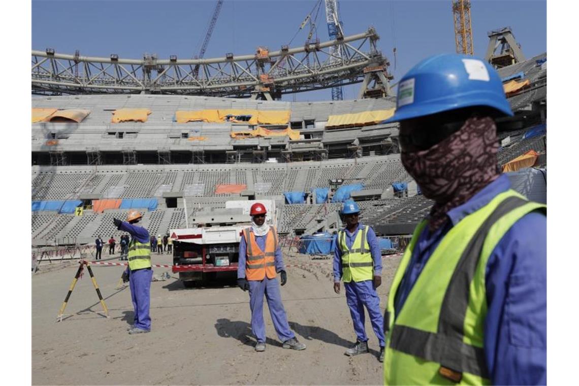 Ein Jahr vor Beginn der Fußball-WM in Katar sieht Amnesty International noch immer weit verbreitete Verstöße gegen die Rechte von Arbeitsmigranten. Foto: Hassan Ammar/AP/dpa