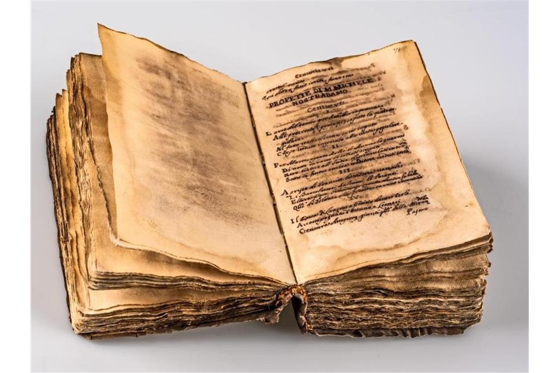 In Pforzheim aufgetauchtes Nostradamus-Manuskript nach Rom Ein jahrhundertealtes Nostradamus-Manuskript aus Rom. Foto: LKA Baden-Württemberg