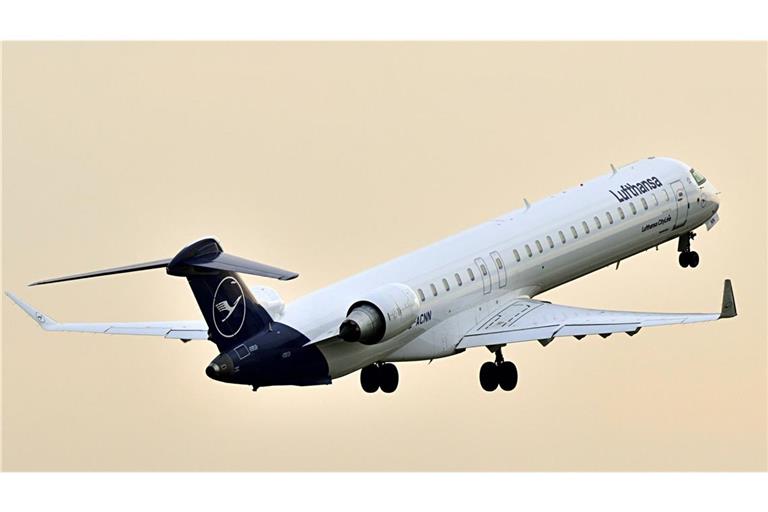 Ein Jet der Lufthansa Cityline startet am Frankfurter Flughafen (Archivbild).