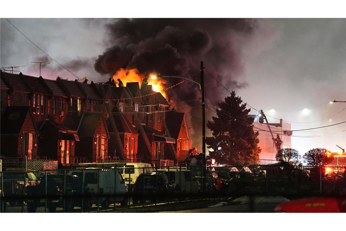 Bilder des Tages Ein Jet einer privaten Firma für medizinischen Transport ist in einem belebten Gebiet der Stadt Philadelphia abgestürzt.
