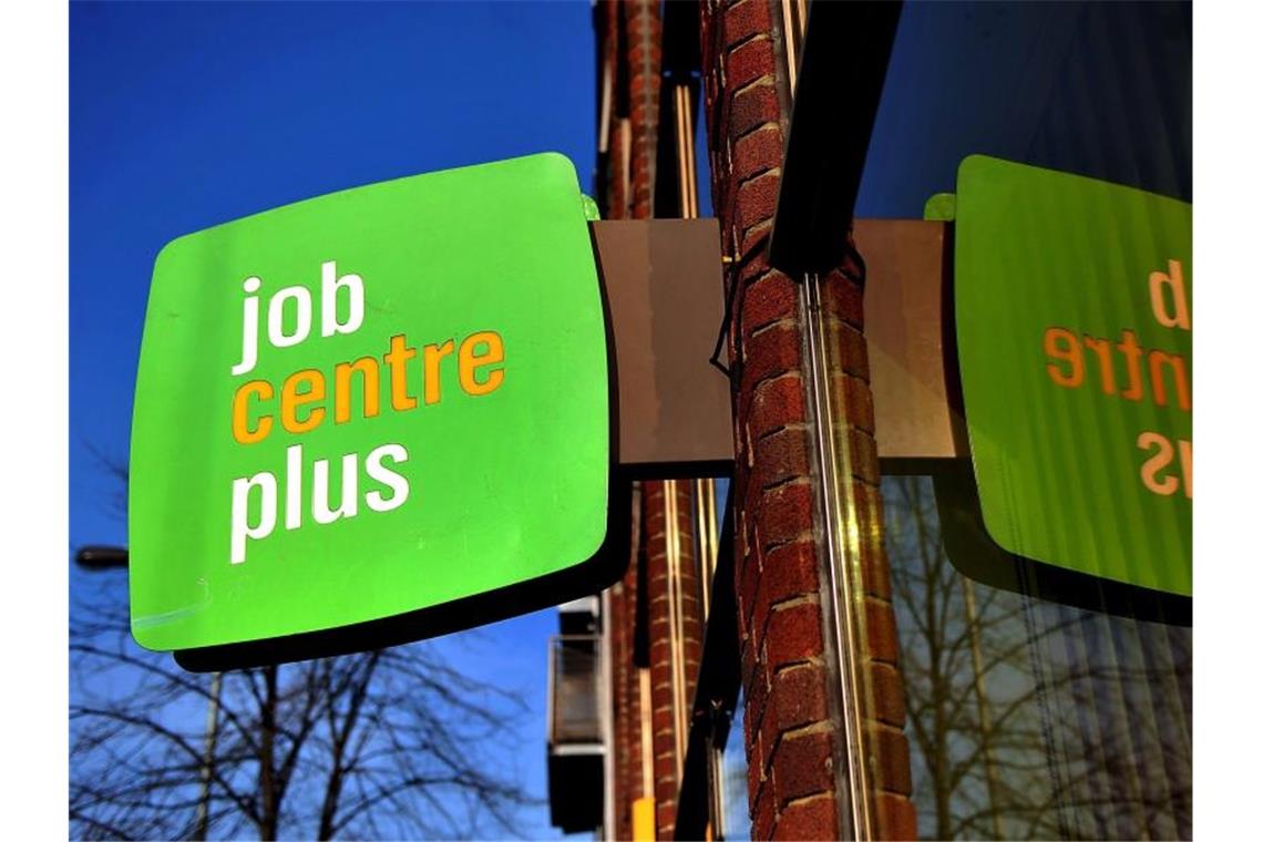 Junge Schwarze doppelt so oft arbeitslos wie Weiße Ein Jobcenter im Süden Londons, Großbritannien. Foto: epa Andy Rain/dpa
