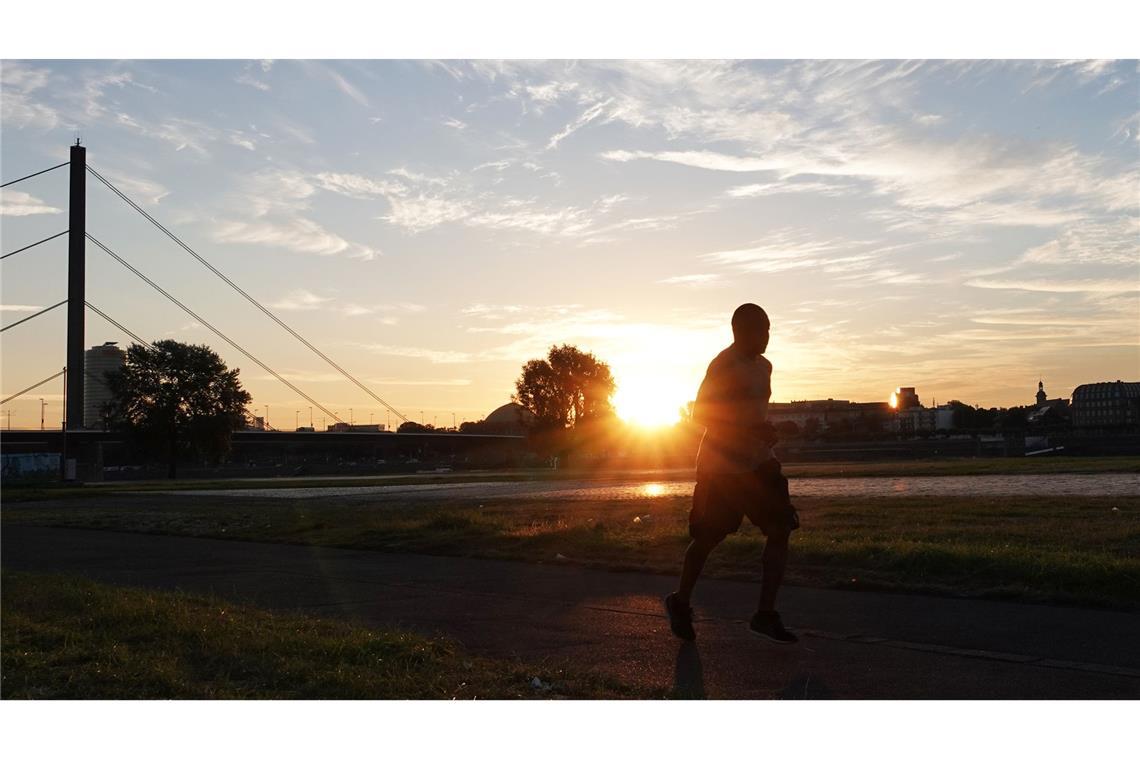 Wie können Städte Hitze trotzen? Diese machen es vor Ein Jogger in Düsseldorf: Auch Sport kann an extremen Hitzetagen gefährlich werden.