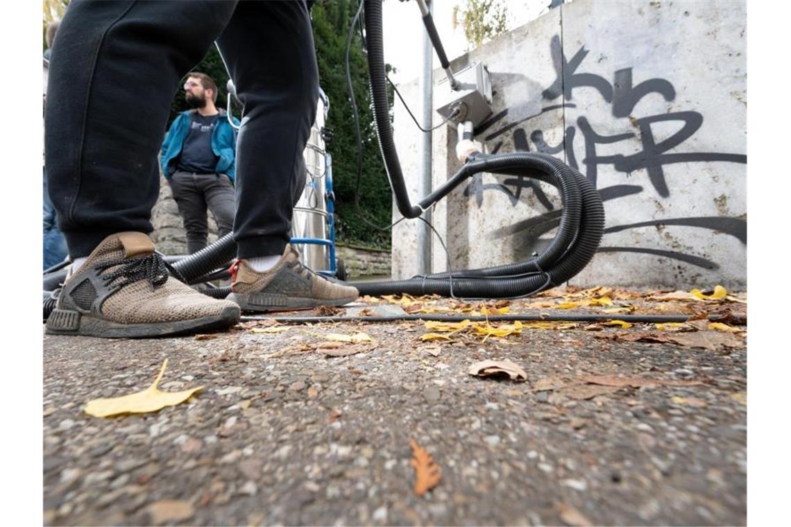 Tausende Fälle von Graffiti-Kriminalität im Südwesten Ein Jugendlicher entfernt mit Hilfe eines Betreuers (hinten) ein Graffiti von der Wand. Foto: Bernd Weißbrod/dpa/Archivbild
