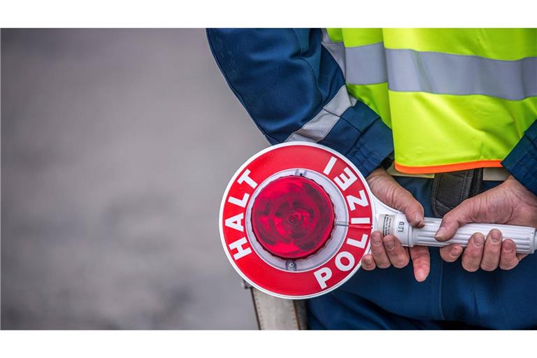 Ein jugendlicher mutmaßlicher Drogendealer ist bei einer Verkehrskontrolle in Karlsruhe entlarvt worden. (Symbolbild)