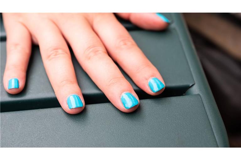 Ein Jugendlicher riss einer Frau einen Fingernagel aus (Symbolfoto).