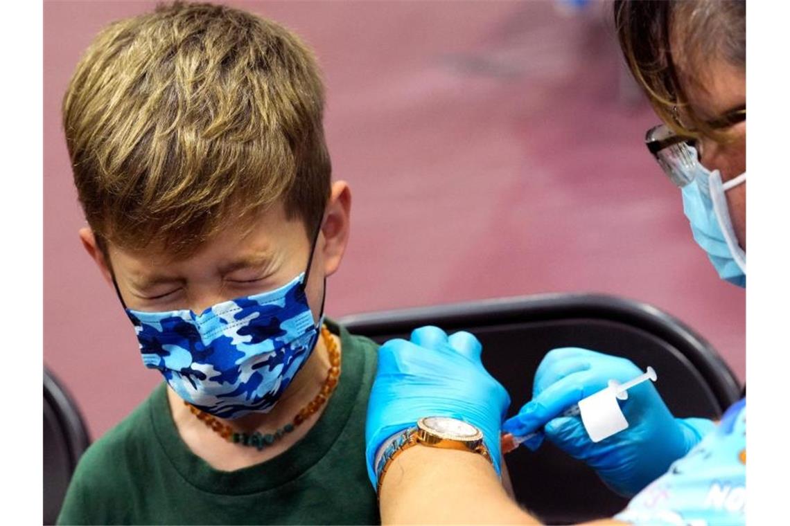 Ein Junge in den USA kneift während seiner Impfung die Augen zusammen. Nun könnte auch die EMA den Impfstoff empfehlen. Foto: Keith Birmingham/The Orange County Register via AP/dpa