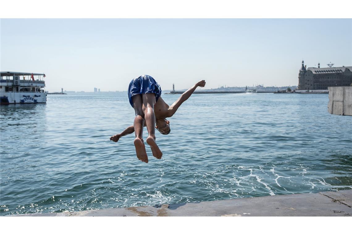 Bilder des Tages Ein Junge in Istanbul springt ins Meer, um sich abzukühlen.