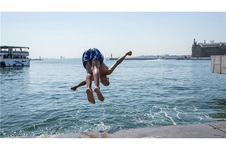 Ein Junge in Istanbul springt ins Meer, um sich abzukühlen.