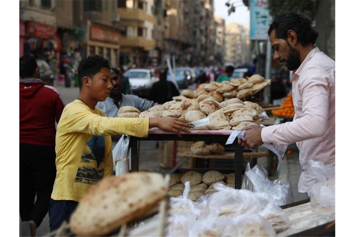 Hungersnot als Kriegsfolge? Ein Junge kauft Brot auf einem Markt in Kairo, Ägypten. Foto: Ahmed Gomaa/XinHua/dpa