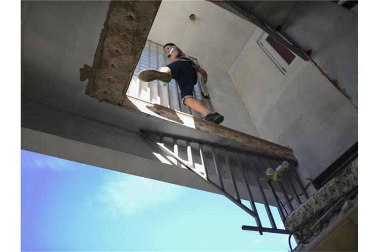 Ein Junge klettert durch das beschädigte Haus seiner Tante, das nach einem Erdbeben teilweise eingestürzt ist. Foto: Carlos Giusti/AP/dpa