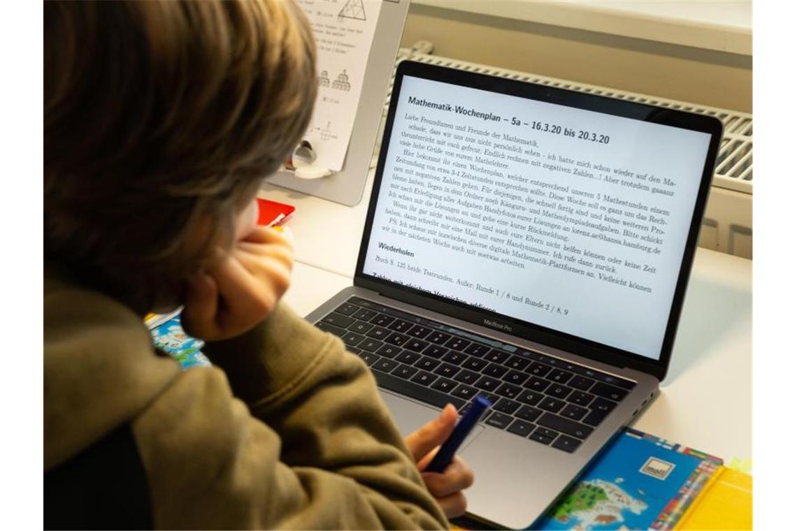Computer umkämpft: Erfahrungen mit dem Lernen zu Hause Ein Junge lernt an seinem Laptop. Foto: Ulrich Perrey/dpa/dpa-tmn/Archivbild