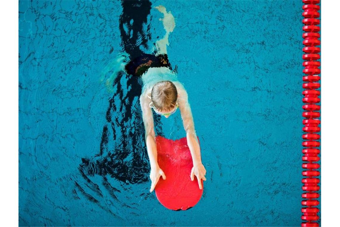 Nach vielen Anträgen: Land erhöht Förderung für Schwimmkurse Ein Junge nimmt an einem Schwimmkurs für Kinder teil. Foto: Rolf Vennenbernd/dpa/Symbolbild