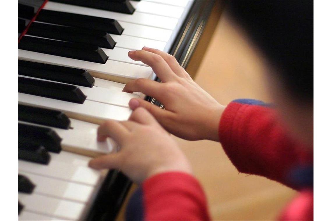 Studie: Musik-Unterricht in Grundschulen in Gefahr? Ein Junge spielt an einem Flügel. Foto: Hannibal Hanschke/dpa-Zentralbild/dpa