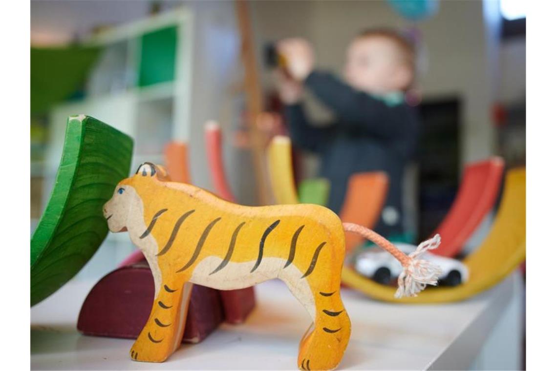 Ein Junge spielt in einem Kindergarten mit Bauklötzen und einem Spielzeugauto. Foto: Bernd Thissen/dpa/Archivbild