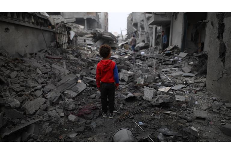 Ein Junge steht vor den Trümmern nach einem Luftangriff im Flüchtlingslager Maghazi im Zentrum des Gazastreifens. Schon sechs Monate lang tobt der Gaza-Krieg.