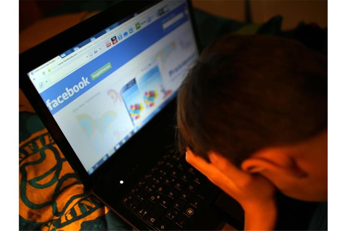Jugendschützer warnen vor Alarmismus bei Cybermobbing Ein Junge vergräbt vor seinem Laptop sein Gesicht in den Händen. Foto: Oliver Berg/dpa/Illustration