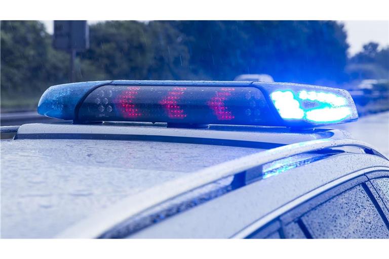 Ein junger Autofahrer ist nach einem Unfall nahe Balingen (Zollernalbkreis) gestorben (Symbolfoto).