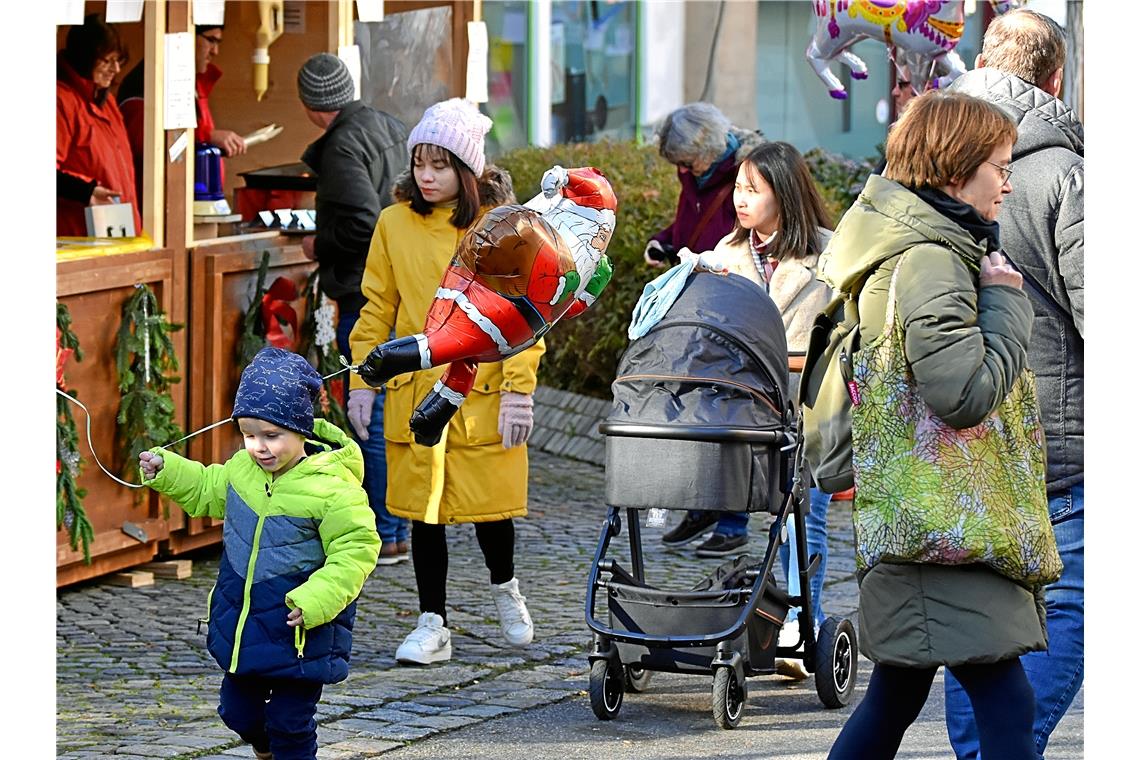 Ein junger Besucher mit einem Weihnachtsmann-Ballon, 