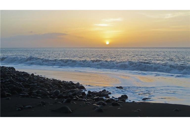 Ein junger Deutscher steht im Verdacht, seine Familie im Urlaub auf Kap Verde umgebracht zu haben.