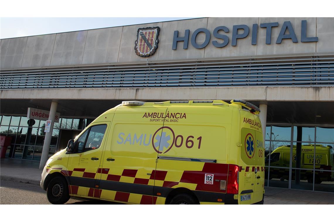 Deutscher bei Balkonsturz auf Mallorca schwer verletzt Ein junger Deutscher wurde nach einem Sturz vom Balkon im dritten Stock in kritischem Zustand in ein Krankenhaus auf Mallorca gebracht.