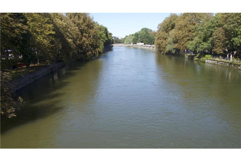 Ein junger Engländer sprang in die Isar und rettete einer Seniorin vermutlich das Leben. (Symbolbild)