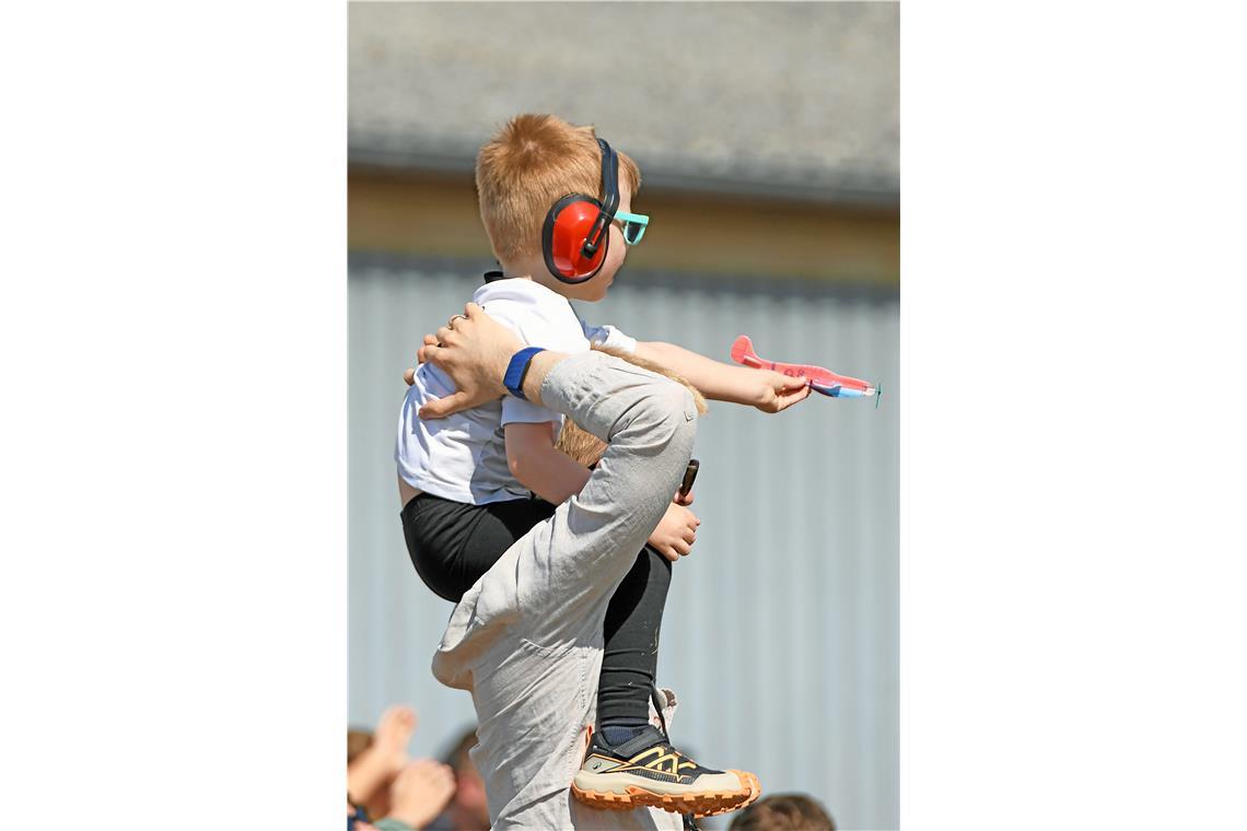 Ein junger Fan bestaunt die Flugshow. Flugplatzfest und 75-jähriges Vereinsbeste...