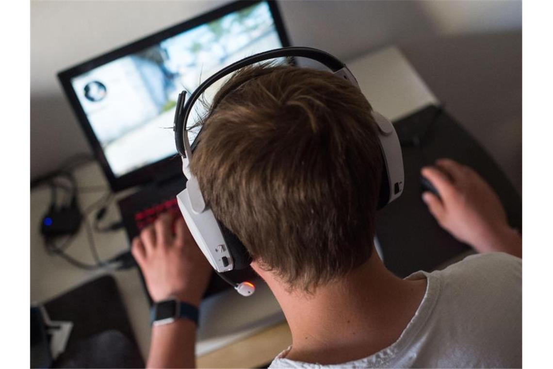 Ein junger Mann spielt ein Online-Computerspiel. Foto: Lino Mirgeler