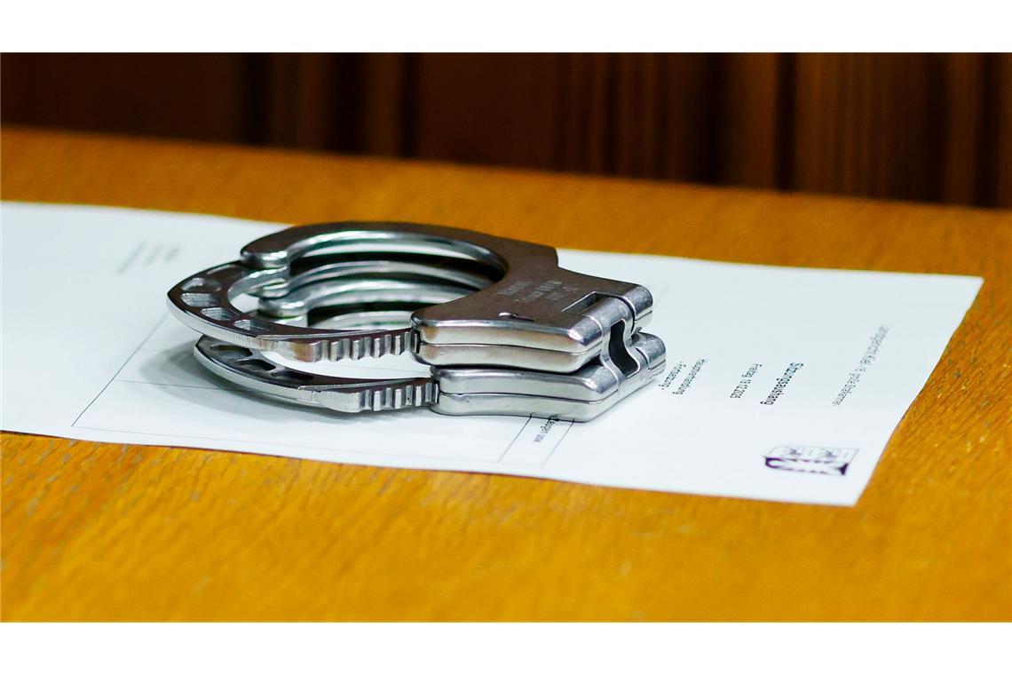 Ein junger Mann wird beschuldigt, eine 18-Jährige in einem Regionalzug mit einem Messer angegriffen zu haben - nun sitzt er in Untersuchungshaft. (Symbolbild)