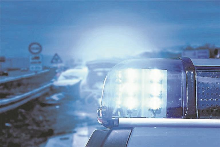 Ein junger Mann wurde von einem Unbekannten geschlagen und bestohlen. Eine Fahndung der Polizei nach dem Täter blieb bislang erfolglos. 