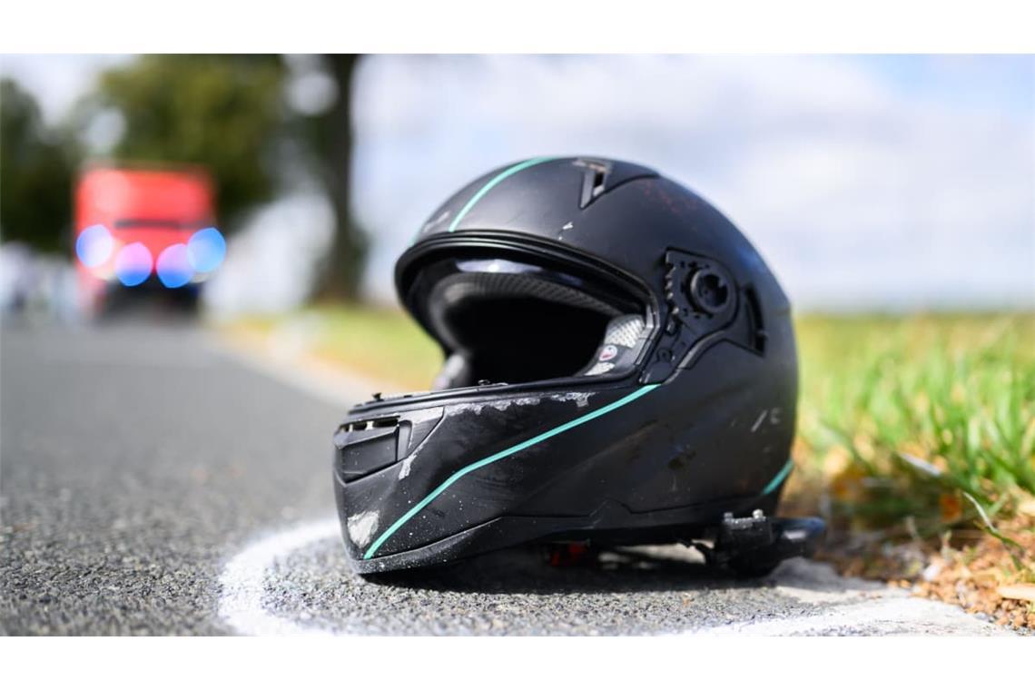 Ein junger Motorradfahrer wird von einem Auto angefahren und schwer verletzt. Der Unfallverursacher flüchtet&nbsp;– stark betrunken, wie die Polizei wenig später herausfindet. (Symbolbild)