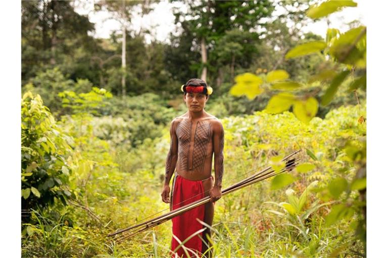 Ein junger Waiāpi-Jäger in Brasilien hält Pfeil und Bogen in seiner Hand. Foto: Target/Nehberg/dpa