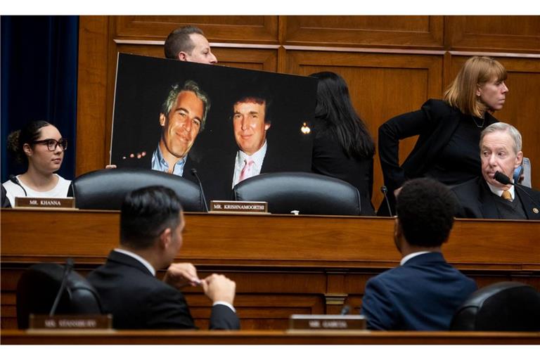 Ein Justizangestellter hält bei Gerichtsverhandlung am 20. Januar 2024 in Washington ein Foto von Epstein mit Trump hoch.