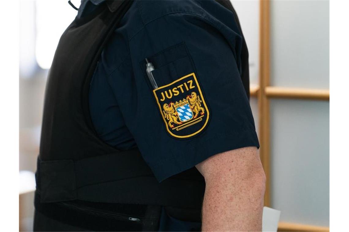 Bewährungsstrafen für Diebstahl von Abi-Prüfungsaufgaben Ein Justizbeamter an der Eingangstür zum Gerichtssaal. Foto: Nicolas Armer/dpa