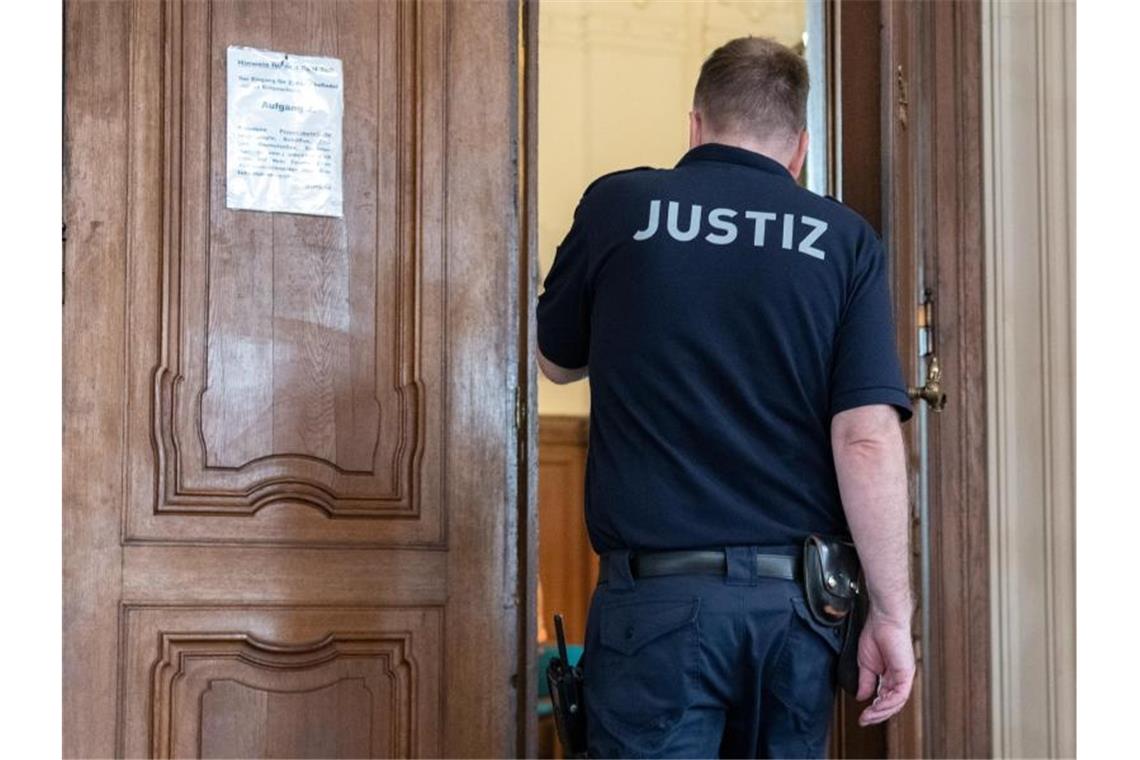 Ein Justizbeamter geht in den Verhandlungssaal im Kriminalgericht Moabit. Dort muss sich Ali K. wegen des Mordes an der Schülerin Georgine verantworten. Foto: Paul Zinken