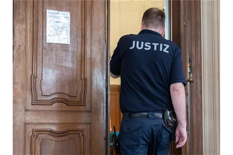 Ein Justizbeamter geht in den Verhandlungssaal im Kriminalgericht Moabit. Dort muss sich Ali K. wegen des Mordes an der Schülerin Georgine verantworten. Foto: Paul Zinken