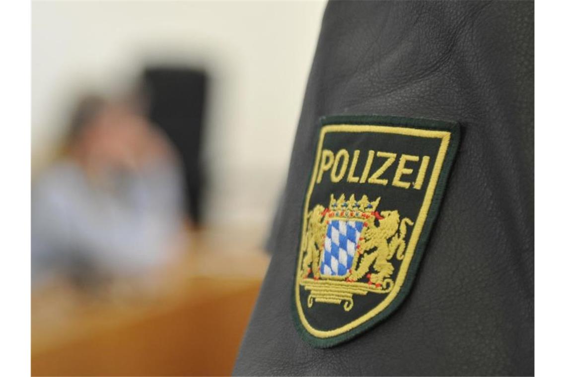 Ein Justizbeamter in Uniform. Foto: Stefan Puchner/dpa/Archivbild