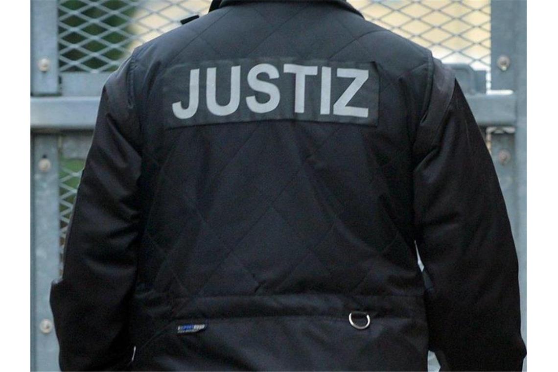 Ein Justizbeamter ist in der JVA zu sehen. Foto: Hendrik Schmidt/dpa-Zentralbild/dpa/Archiv
