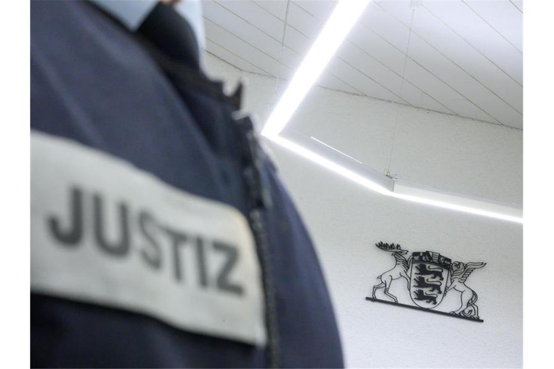 Mordversuch in Mietwerkstatt: Hohe Strafen und Freispruch Ein Justizbeamter steht in einem Gerichtssaal des Landgerichts Stuttgart. Foto: Sebastian Gollnow/dpa/Archivbild