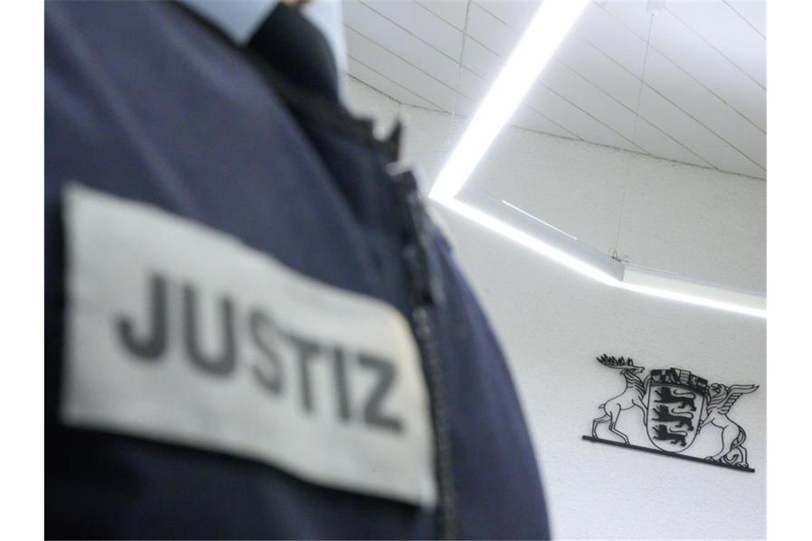 Ein Justizbeamter steht in einem Gerichtssaal des Landgerichts in Stuttgart. Foto: Sebastian Gollnow/dpa/Symbolbild