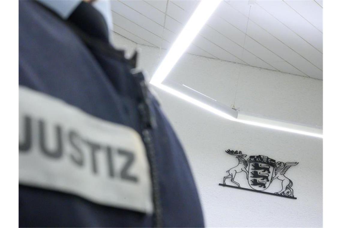 Nach Fund von Sprengstoff an Grenze: Verfahren gegen Fahrer Ein Justizbeamter steht in einem Gerichtssaal des Landgerichts in Stuttgart. Foto: Sebastian Gollnow/dpa/Symbolbild