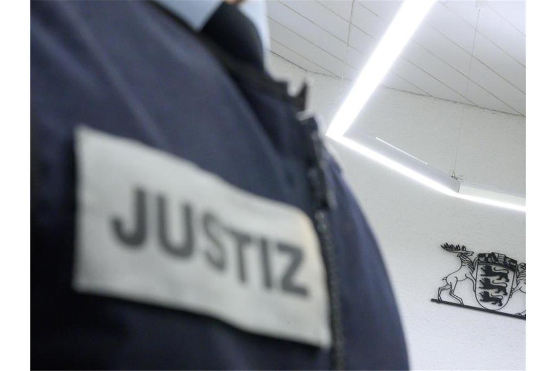 Ein Justizbeamter steht in einem Gerichtssaal des Landgerichts in Stuttgart. Foto: Sebastian Gollnow/dpa/Symbolbild