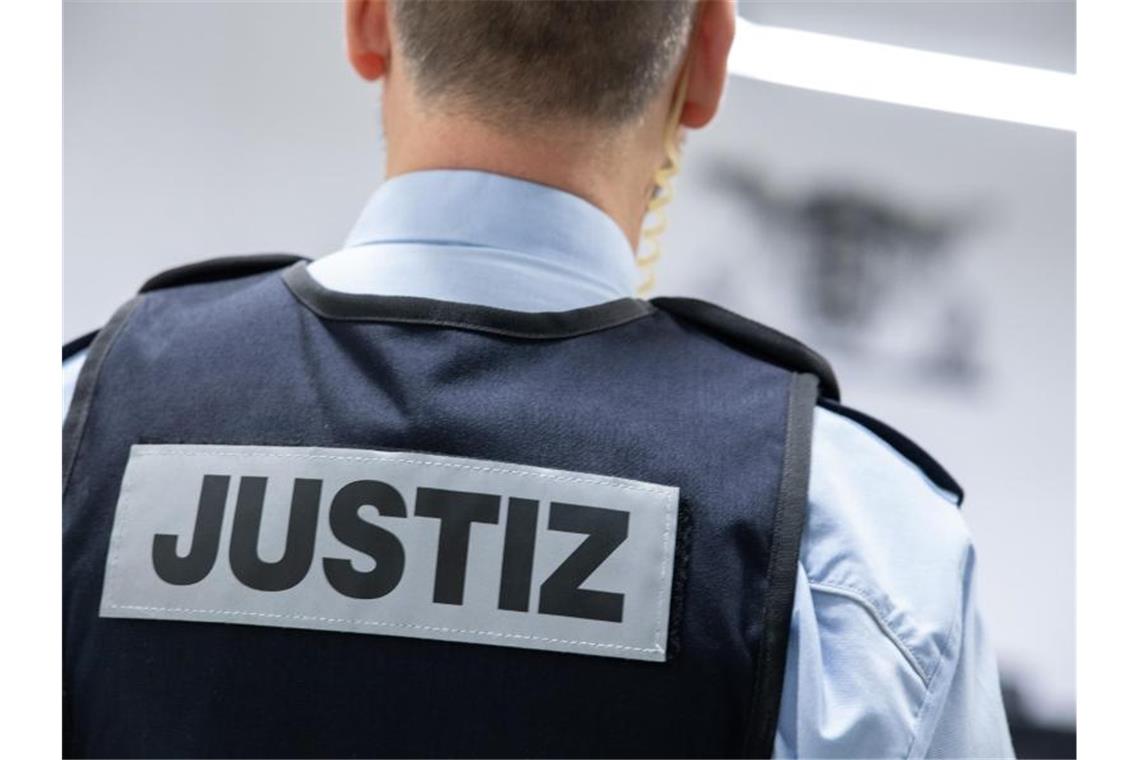 Tod von Geschäftsmann: Prozess neu aufgerollt Ein Justizbeamter steht in einem Gerichtssaal. Foto: Sebastian Gollnow/dpa/Symbolbild